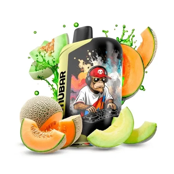 Vapeador Mübar con un mono DJ ilustrado en el frontal, rodeado de melones enteros, rodajas y salpicaduras verdes.