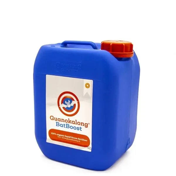 Garrafa azul de Guanokalong BatBoost con asa integrada, tapón naranja y etiqueta blanca, vista en perspectiva sobre fondo blanco. Garrafa azul de Guanokalong BatBoost con asa integrada, tapón naranja y etiqueta blanca, vista en perspectiva sobre fondo blanco.