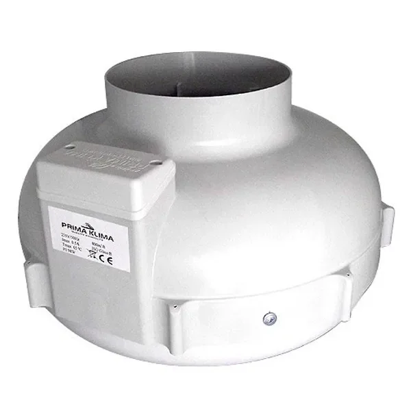 Extractor Prima Klima de carcasa gris redondeada, con boca circular superior y caja de conexiones lateral, sobre fondo blanco. Extractor Prima Klima de carcasa gris redondeada, con boca circular superior y caja de conexiones lateral, sobre fondo blanco.
