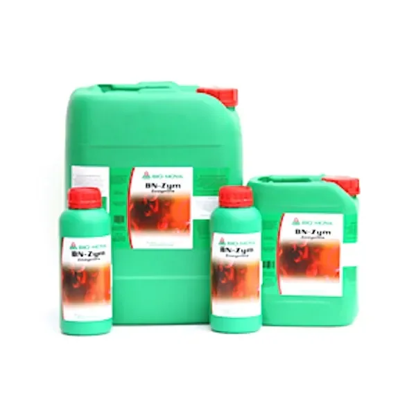 Selección de formatos de Zym Bio Nova en botellas y garrafas verdes con tapones rojos y etiquetas blancas, sobre fondo blanco.