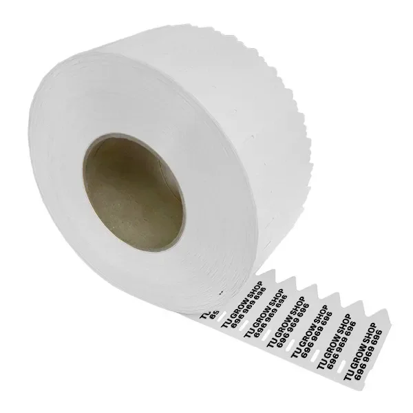 Rollo de etiquetas blancas de pincho para plantas, con una tira desplegada que muestra la impresión «TU GROW SHOP».