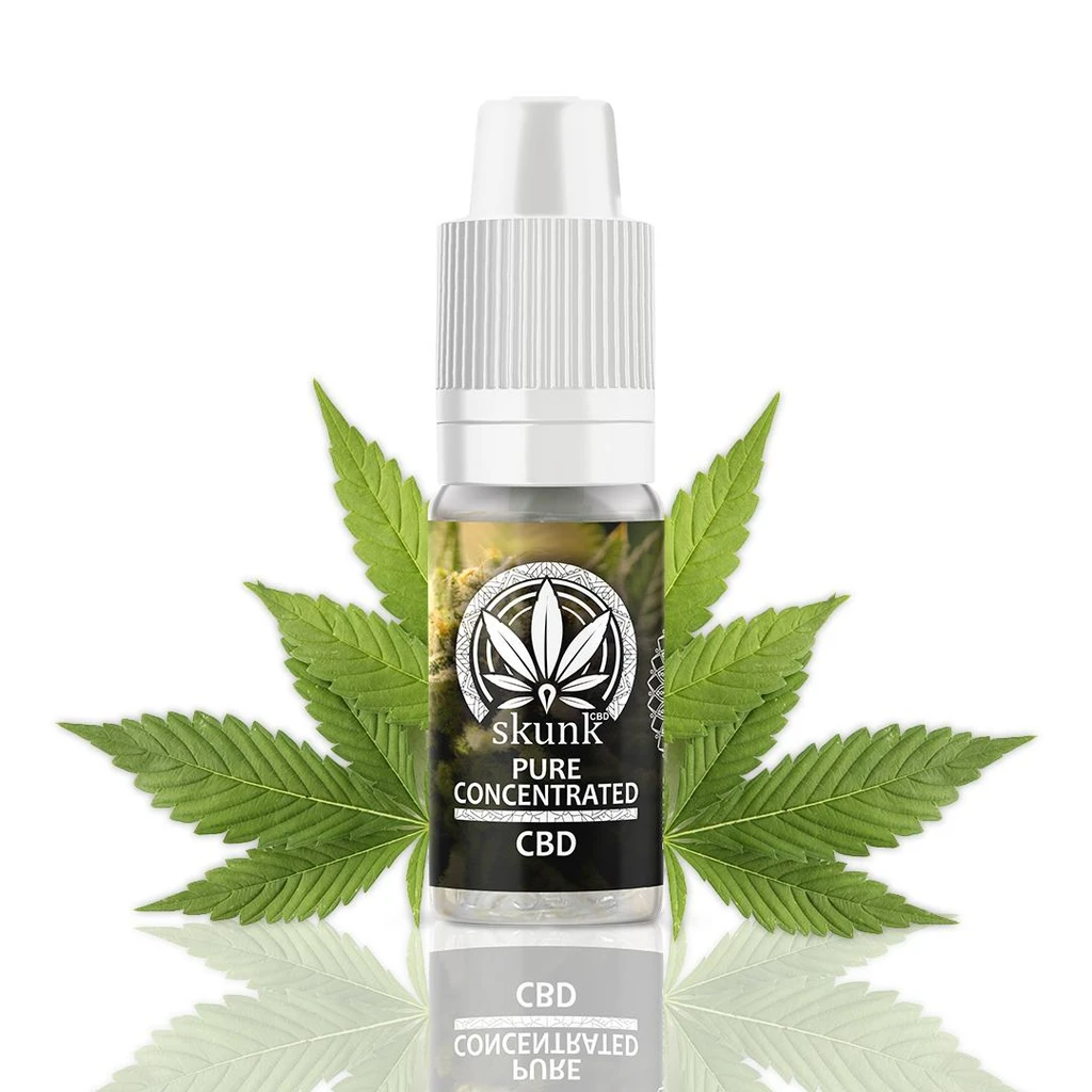 Frasco Skunk Pure Concentrated CBD con tapón blanco y etiqueta negra, ante hojas verdes de cannabis y con reflejo en la base.