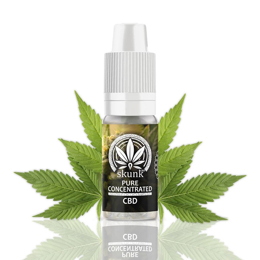 Frasco Skunk Pure Concentrated CBD con tapón blanco y etiqueta negra, ante hojas verdes de cannabis y con reflejo en la base.