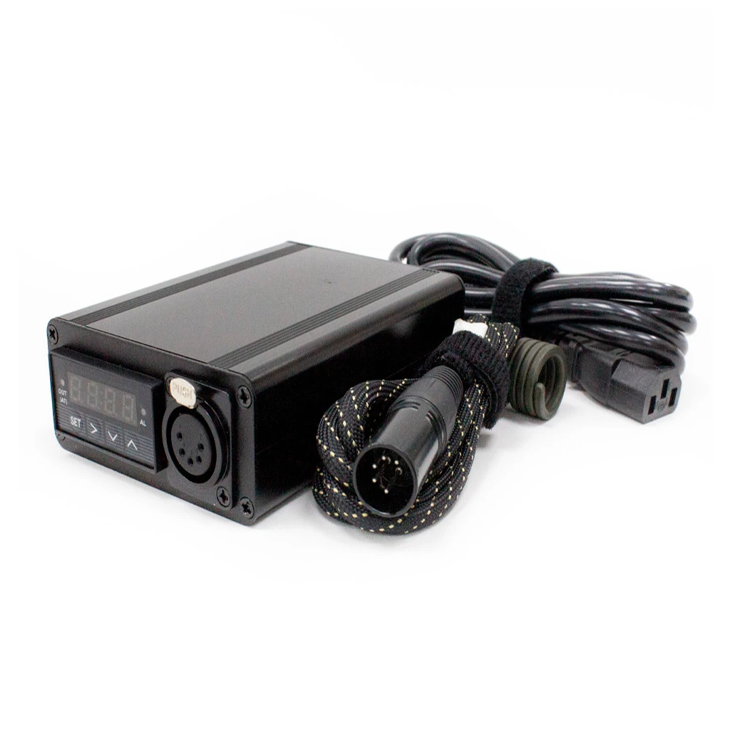 Controlador negro con pantalla digital, conexión frontal y cables enrollados junto a una resistencia en espiral.