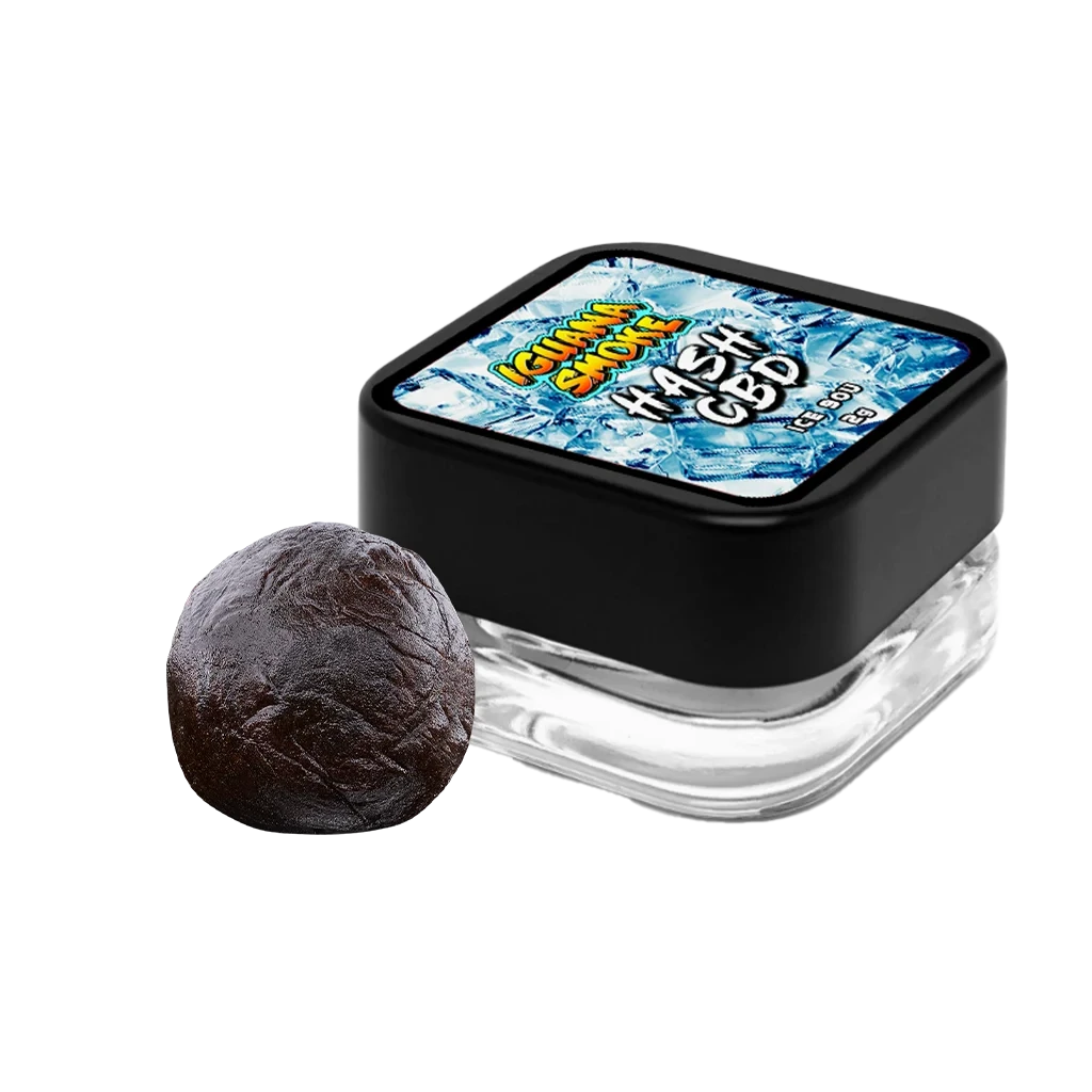 Porción redondeada de hash oscuro junto a un tarro transparente con tapa negra y etiqueta azul de Iguana Smoke Hash CBD Ice 90µ.