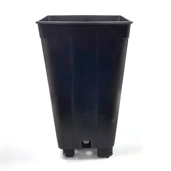 Maceta cuadrada negra Easy Garden, alta y estrechada hacia la base, con borde superior saliente y patas que la mantienen elevada. Maceta cuadrada negra Easy Garden, alta y estrechada hacia la base, con borde superior saliente y patas que la mantienen elevada.