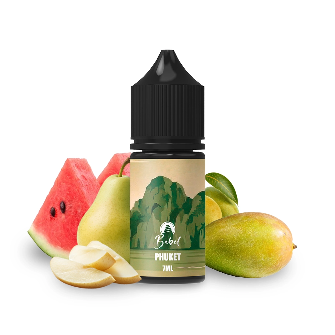 Frasco Babel Phuket de 7 ml con tapón negro y etiqueta de paisaje verde, rodeado de sandía, pera y mango sobre fondo blanco.