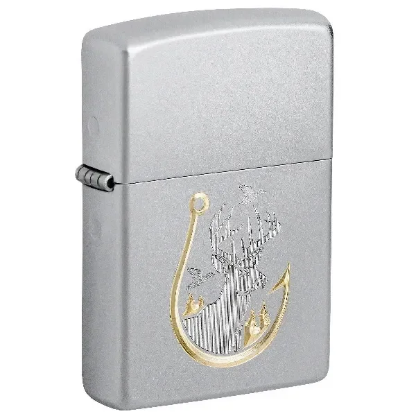 Encendedor Zippo cerrado de acabado plateado, visto en ángulo, con un anzuelo dorado y motivos grabados de caza y pesca. Encendedor Zippo cerrado de acabado plateado, visto en ángulo, con un anzuelo dorado y motivos grabados de caza y pesca.