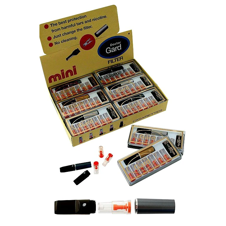 Expositor de boquillas Mini Doctor Gard con estuches y filtros de recambio; en primer plano, una boquilla desmontada muestra sus piezas. Expositor de boquillas Mini Doctor Gard con estuches y filtros de recambio; en primer plano, una boquilla desmontada muestra sus piezas.