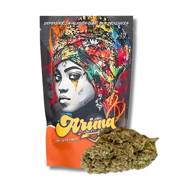 Flor de CBD Arima Northern Lights delante de una bolsa con el retrato de una mujer con tocado multicolor y el nombre Arima.