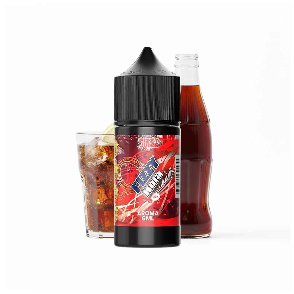 Frasco de Fizzy Juice Kola Longfill con tapón negro y etiqueta roja de aroma de 6 ml, ante una botella y un vaso de cola con hielo.