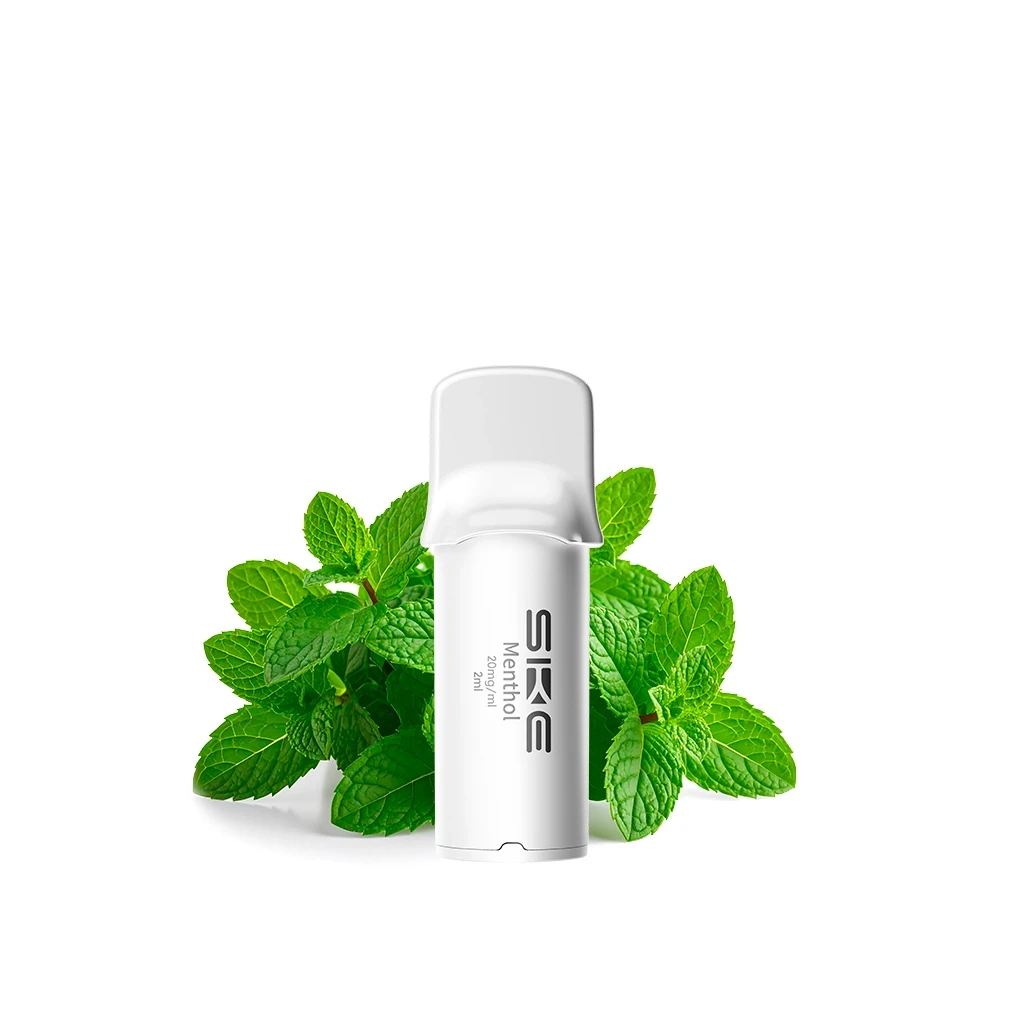 Pod SKE Crystal Menthol blanco con cubierta translúcida, colocado delante de hojas de menta sobre fondo blanco.