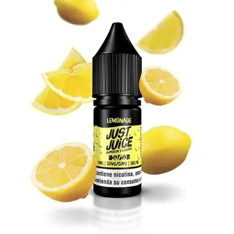 Frasco de Just Juice Lemonade con tapón negro y etiqueta amarilla, rodeado de limones enteros y cortados sobre fondo blanco.
