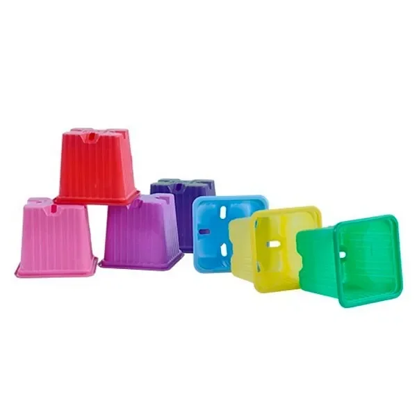 Selección de macetas cuadradas en varios colores, algunas invertidas y otras de lado, con orificios visibles en la base. Selección de macetas cuadradas en varios colores, algunas invertidas y otras de lado, con orificios visibles en la base.