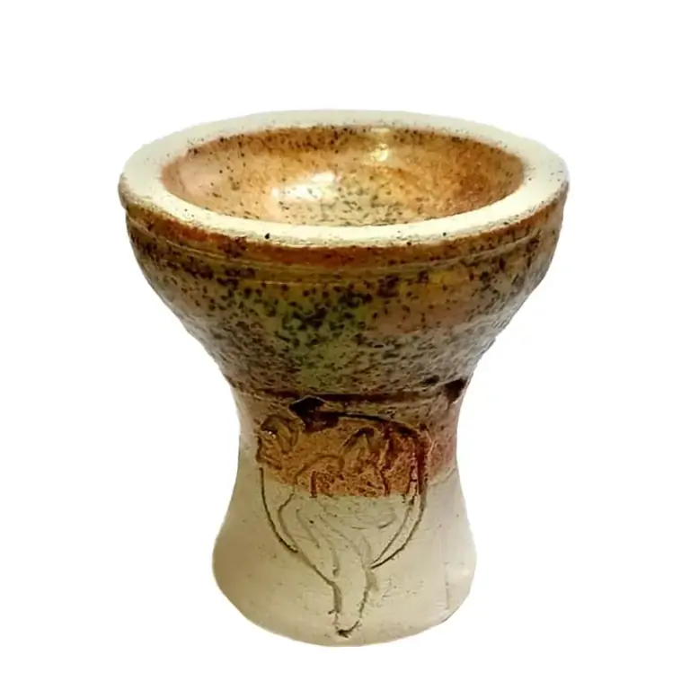 Cazoleta de cerámica para shisha con cuenco ancho, pie estrecho y acabado moteado en tonos crema y marrón, con un motivo grabado frontal.
