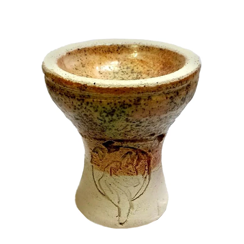 Cazoleta de cerámica para shisha con cuenco ancho, pie estrecho y acabado moteado en tonos crema y marrón, con un motivo grabado frontal.