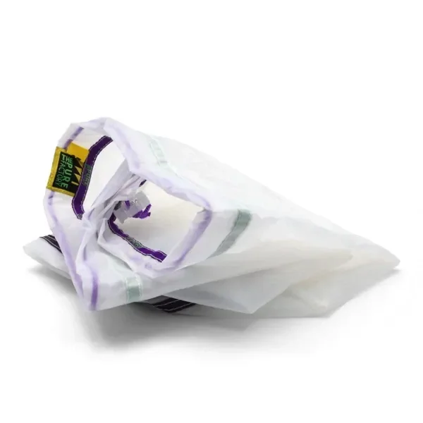 Bolsa de extracción Pure Factory blanca y translúcida, plegada sobre fondo blanco, con ribetes morados y etiqueta de la marca. Bolsa de extracción Pure Factory blanca y translúcida, plegada sobre fondo blanco, con ribetes morados y etiqueta de la marca.