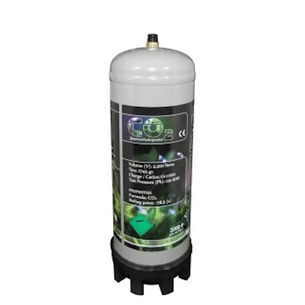 Bombona de CO2 gris con válvula superior, etiqueta negra y verde y base negra con apoyos, sobre fondo blanco. Bombona de CO2 gris con válvula superior, etiqueta negra y verde y base negra con apoyos, sobre fondo blanco.