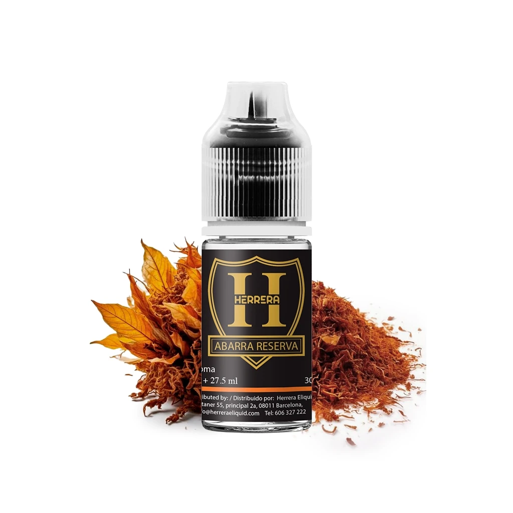 Frasco Herrera Abarra Reserva con etiqueta negra y dorada y tapón protegido por una cubierta transparente, junto a hojas secas y tabaco picado.