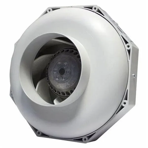 Extractor Can-Fan RK100 L con carcasa gris y boca circular, visto en ángulo con las aspas y el motor central visibles.