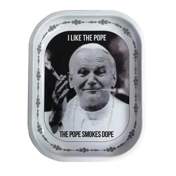 Bandeja plateada con borde floral y montaje de un papa sosteniendo un cigarrillo, con el texto «I like the Pope / The Pope smokes dope».