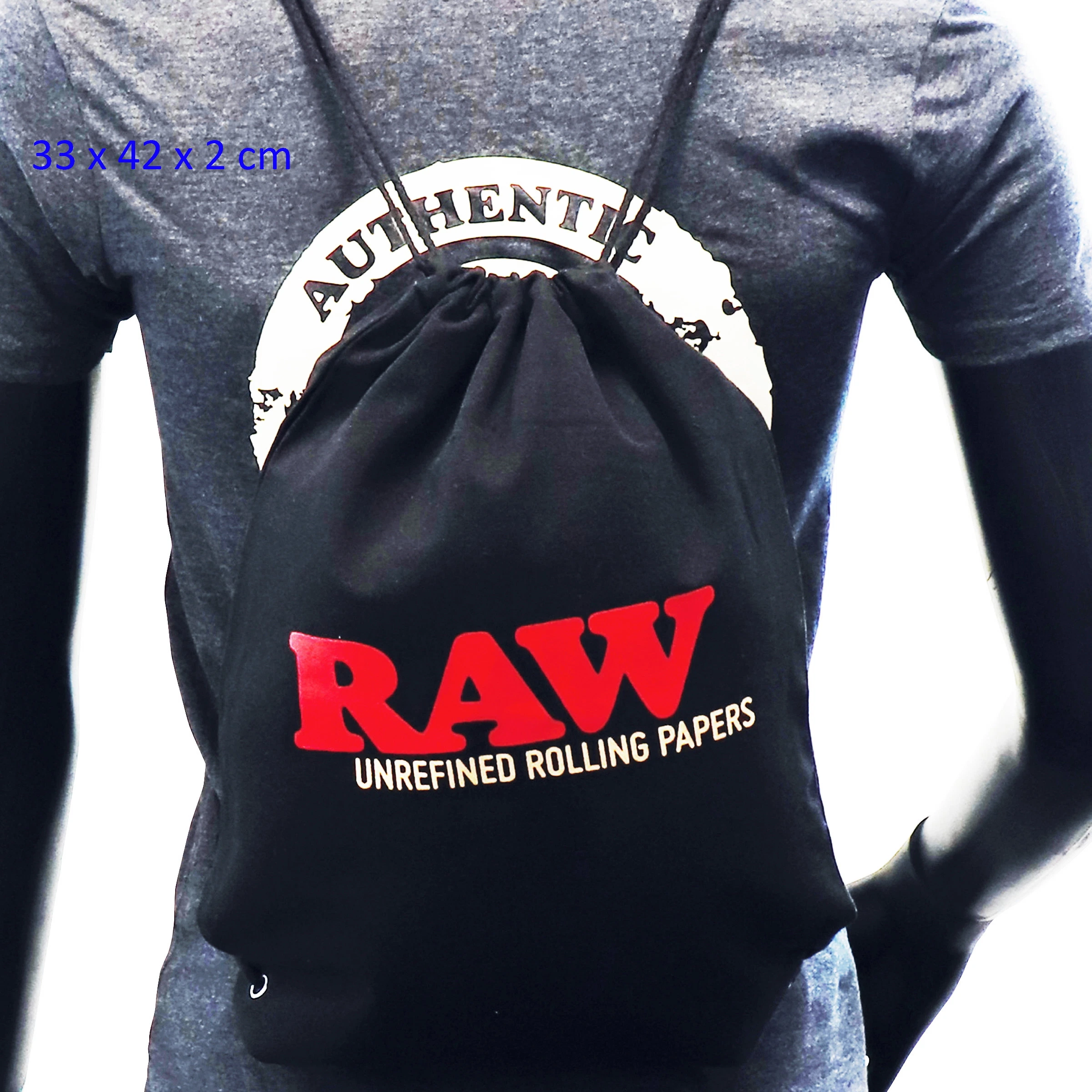 Mochila negra RAW de 33 x 42 x 2 cm, con cierre de cordones y logotipo rojo, mostrada sobre el torso de un maniquí.