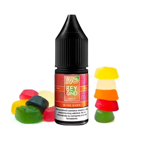 Frasco de Beyond Salts Wine Gum de IVG con tapón negro y etiqueta roja, rodeado de gominolas de distintos colores sobre fondo blanco.