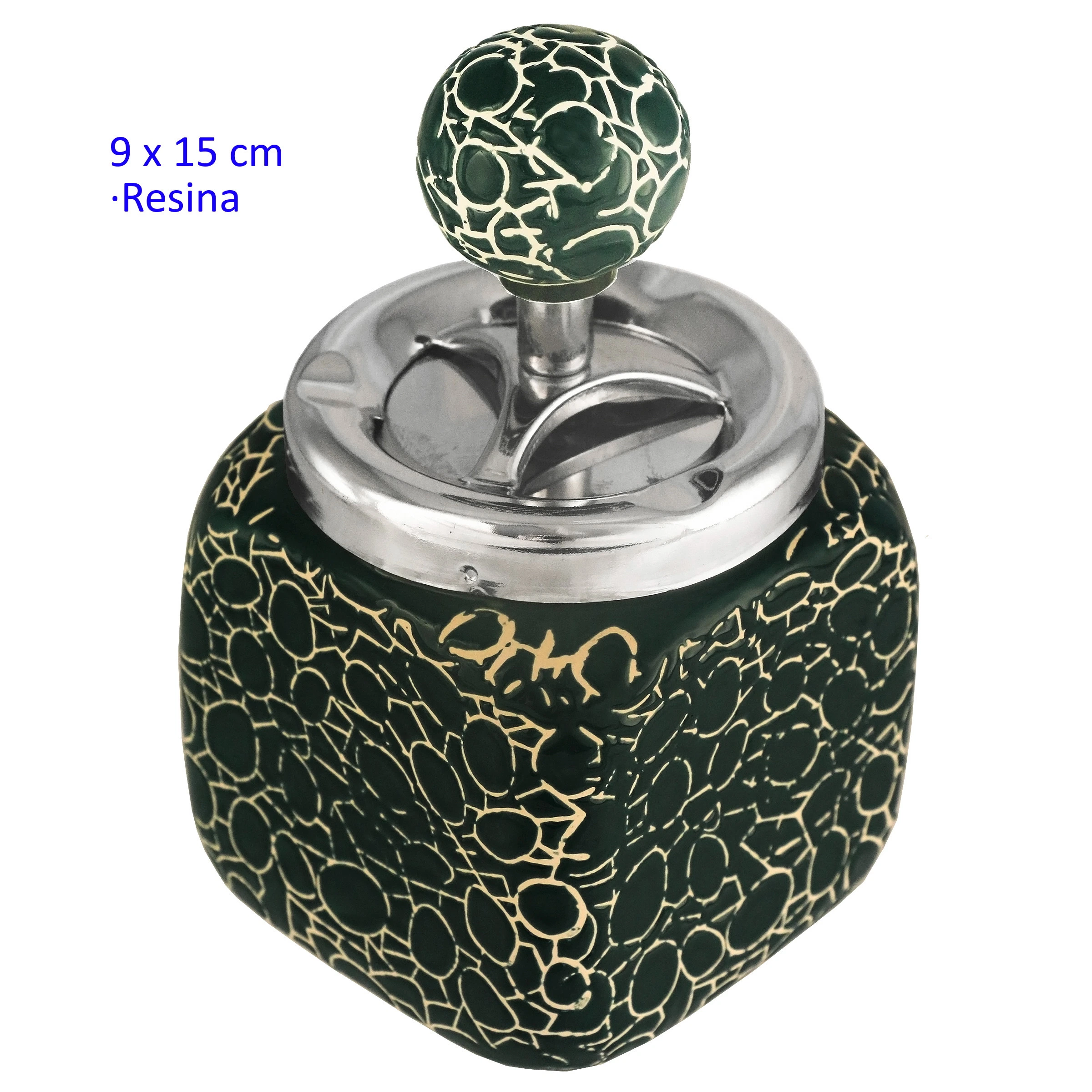 Cenicero verde con dibujo irregular blanco, cuerpo cuadrado de esquinas redondeadas, tapa metálica y pulsador esférico a juego.