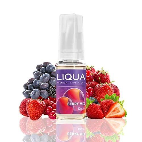 Frasco de líquido de vapeo Liqua Berry Mix con etiqueta morada, rodeado de fresas y bayas sobre una superficie reflectante.