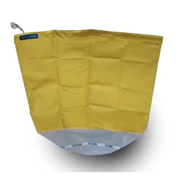 Bolsa Ice-O-Lator amarilla, extendida sobre fondo blanco, con fondo de malla translúcida y cordón de ajuste en el borde superior. Bolsa Ice-O-Lator amarilla, extendida sobre fondo blanco, con fondo de malla translúcida y cordón de ajuste en el borde superior.