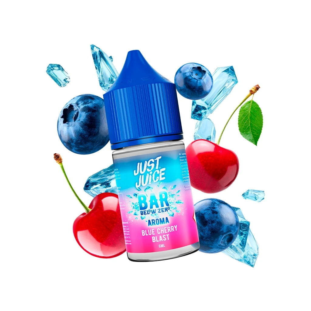 Bote inclinado de Just Juice Below Zero Blue Cherry Blast de 6 ml, con tapón azul, rodeado de cerezas, arándanos y fragmentos de hielo.