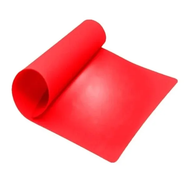 Tapete de silicona Platinum rojo, parcialmente enrollado por un extremo, con esquinas redondeadas sobre fondo blanco. Tapete de silicona Platinum rojo, parcialmente enrollado por un extremo, con esquinas redondeadas sobre fondo blanco.