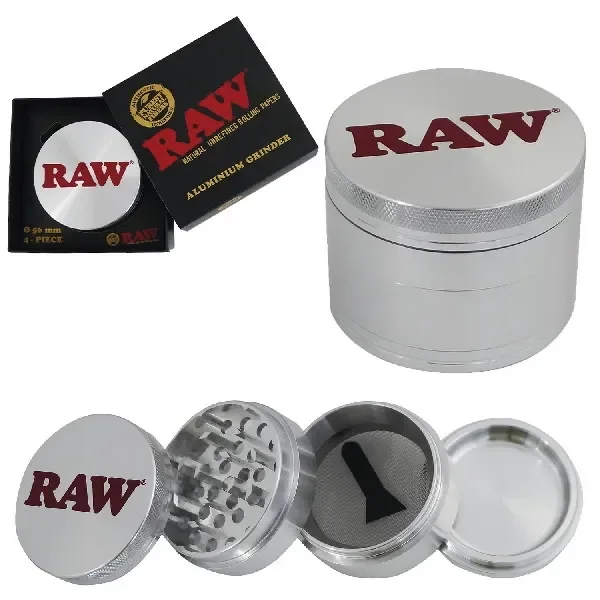 Grinder RAW plateado mostrado cerrado y desmontado, con dientes, tamiz, espátula negra y compartimento inferior, junto a su caja.