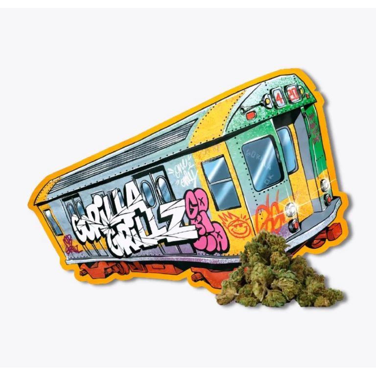 Cogollos pequeños delante de un envase con forma de vagón de metro, grafitis de Gorilla Grillz y contorno amarillo.