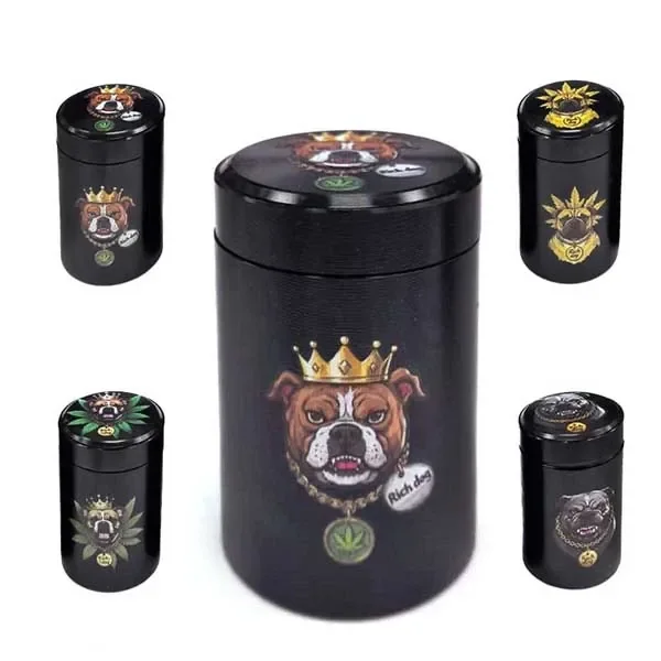 Botes cilíndricos negros Dogs Mix con distintos dibujos de perros, coronas y hojas; un modelo ampliado ocupa el centro.