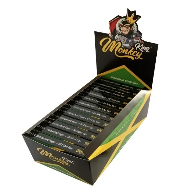 Expositor abierto de papel Monkey King Jamaica Edition, con varios libritos negros y diseño verde y amarillo.
