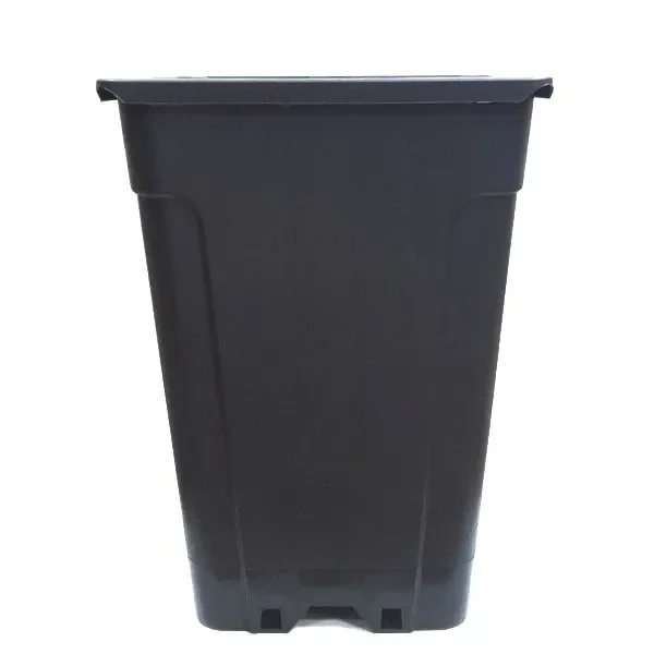 Maceta cuadrada negra Thor Eco, vista de frente, con borde superior ancho, cuerpo estrechado hacia la base y relieves verticales. Maceta cuadrada negra Thor Eco, vista de frente, con borde superior ancho, cuerpo estrechado hacia la base y relieves verticales.
