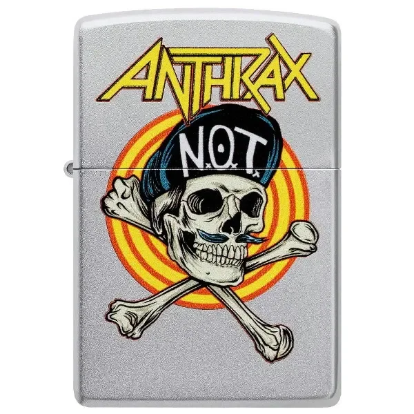 Encendedor Zippo plateado con logotipo Anthrax y calavera con gorra N.O.T. sobre huesos cruzados y círculos amarillos y rojos.