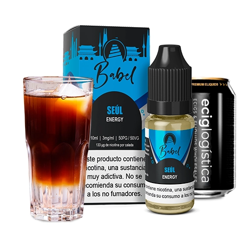 Frasco de e-líquido Babel Seúl Energy con tapón negro y caja azul, junto a un vaso con hielo y bebida oscura y una lata negra.