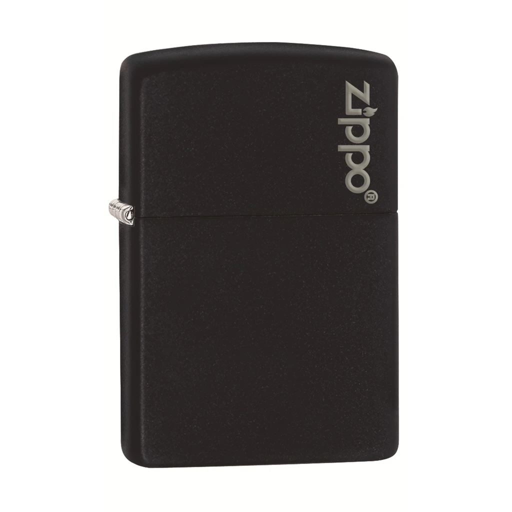 Encendedor Zippo negro mate cerrado, con esquinas redondeadas, bisagra lateral y logotipo plateado en vertical sobre la tapa.