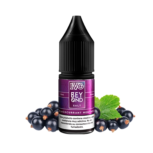 Frasco IVG Beyond Salt Blackcurrant Menthol con etiqueta morada y tapón negro, acompañado de grosellas negras y hojas de menta.