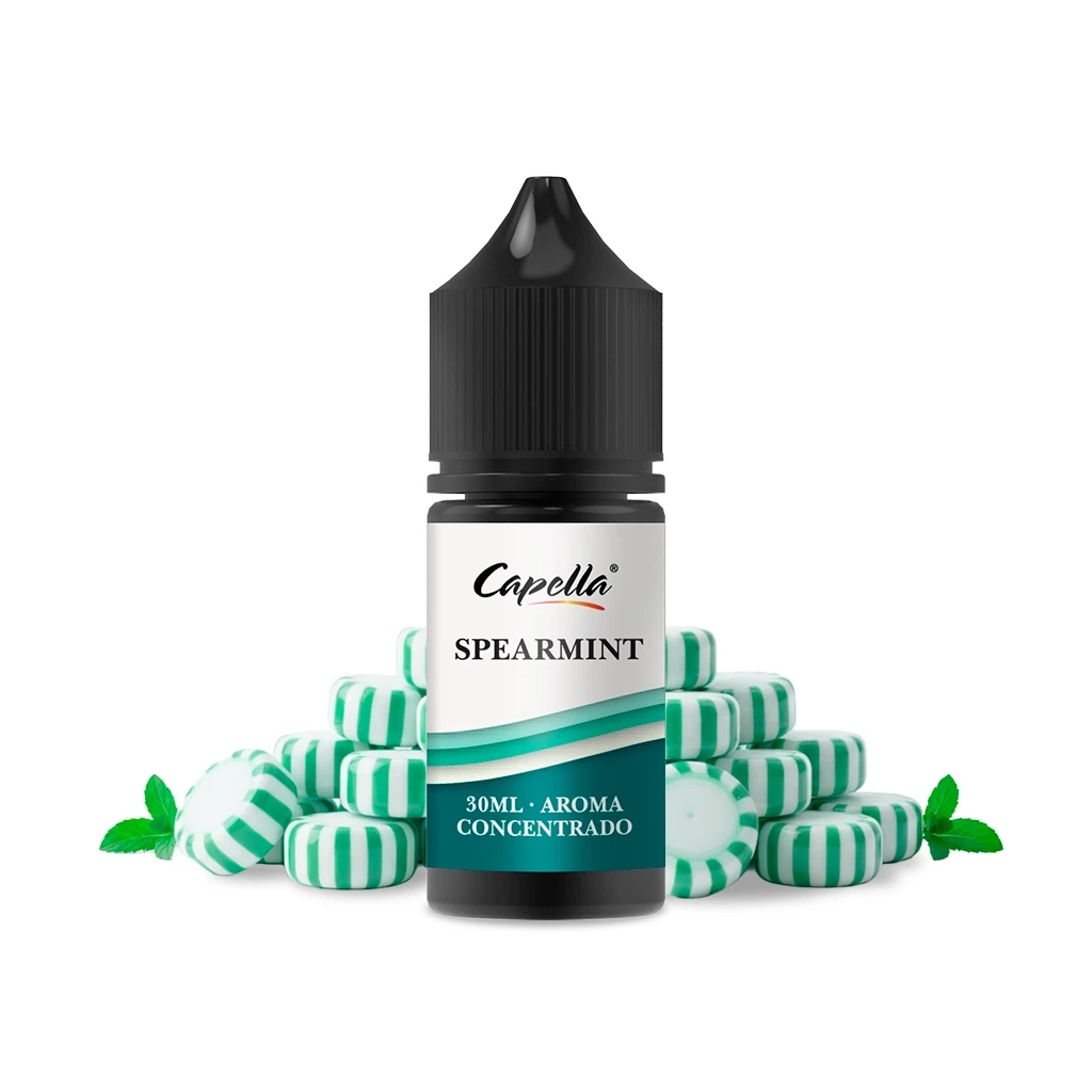 Frasco Capella Spearmint con tapón negro y etiqueta de aroma concentrado de 30 ml, rodeado de caramelos verdes y blancos y hojas.