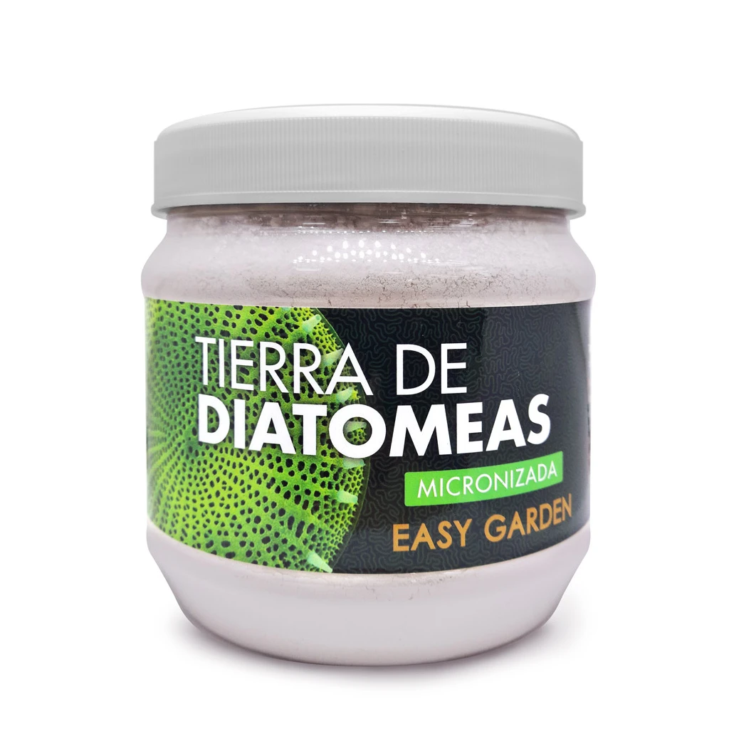 Bote de tierra de diatomeas micronizada Easy Garden con tapa blanca y etiqueta verde y negra, sobre fondo blanco. Bote de tierra de diatomeas micronizada Easy Garden con tapa blanca y etiqueta verde y negra, sobre fondo blanco.