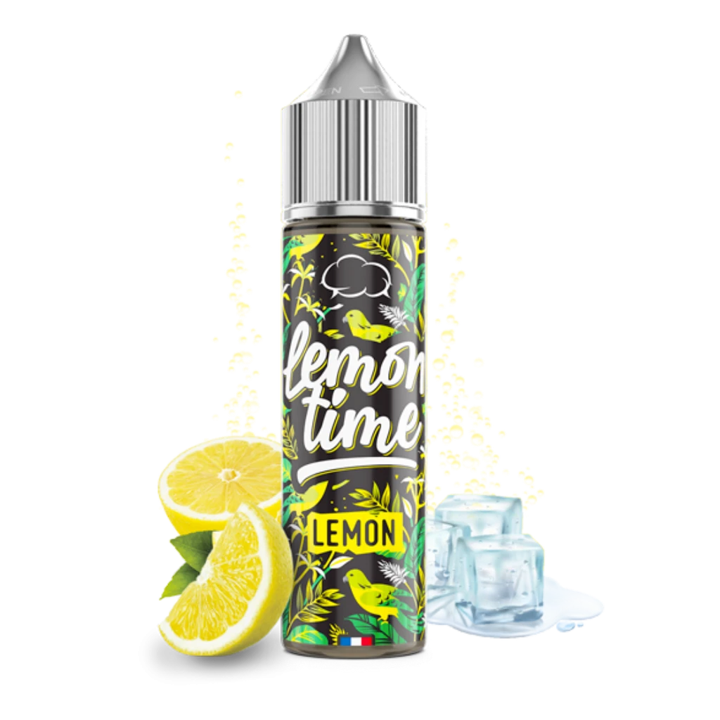 Botella Lemon Time Limón con tapón plateado y etiqueta de motivos vegetales, junto a limones y cubitos de hielo sobre fondo negro.