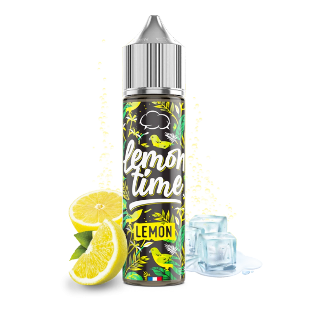 Botella Lemon Time Limón con tapón plateado y etiqueta de motivos vegetales, junto a limones y cubitos de hielo sobre fondo negro.
