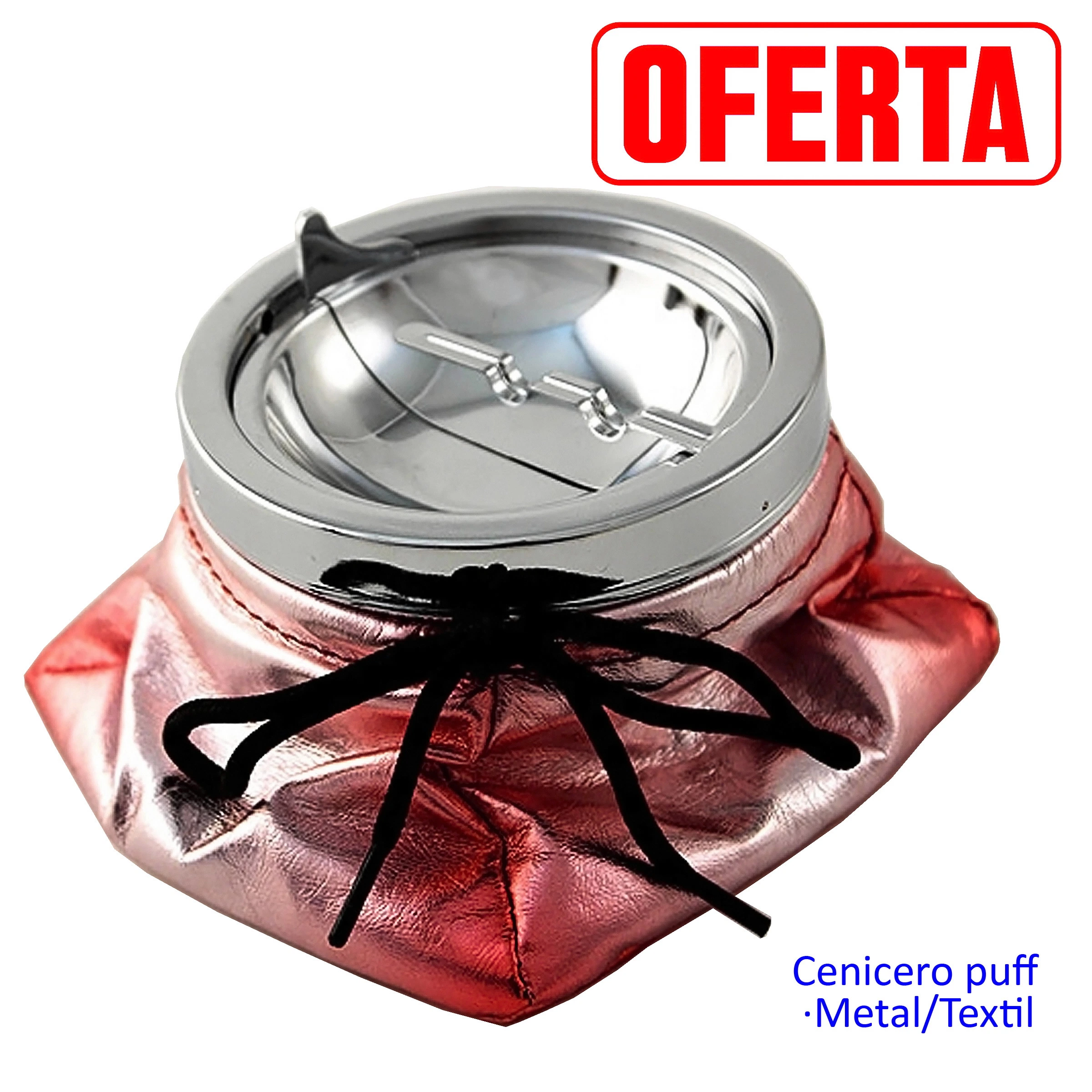 Cenicero puff Design F con cuerpo acolchado rosa metalizado, lazo negro y recipiente superior plateado con apoyos para cigarrillos.