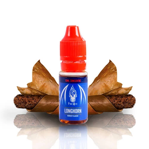 Frasco de aroma Halo Longhorn con tapón rojo y etiqueta azul, delante de hojas de tabaco marrones sobre una superficie reflectante.