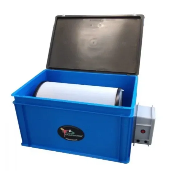 Tamizadora Pollinator P500 con caja azul, tapa abierta, tambor blanco en el interior y módulo lateral con botón rojo.