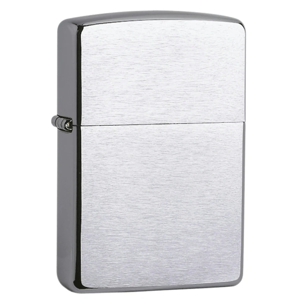 Encendedor Zippo 200 cerrado, de acabado cromado mate, con frontal liso y bordes redondeados, sobre fondo blanco.