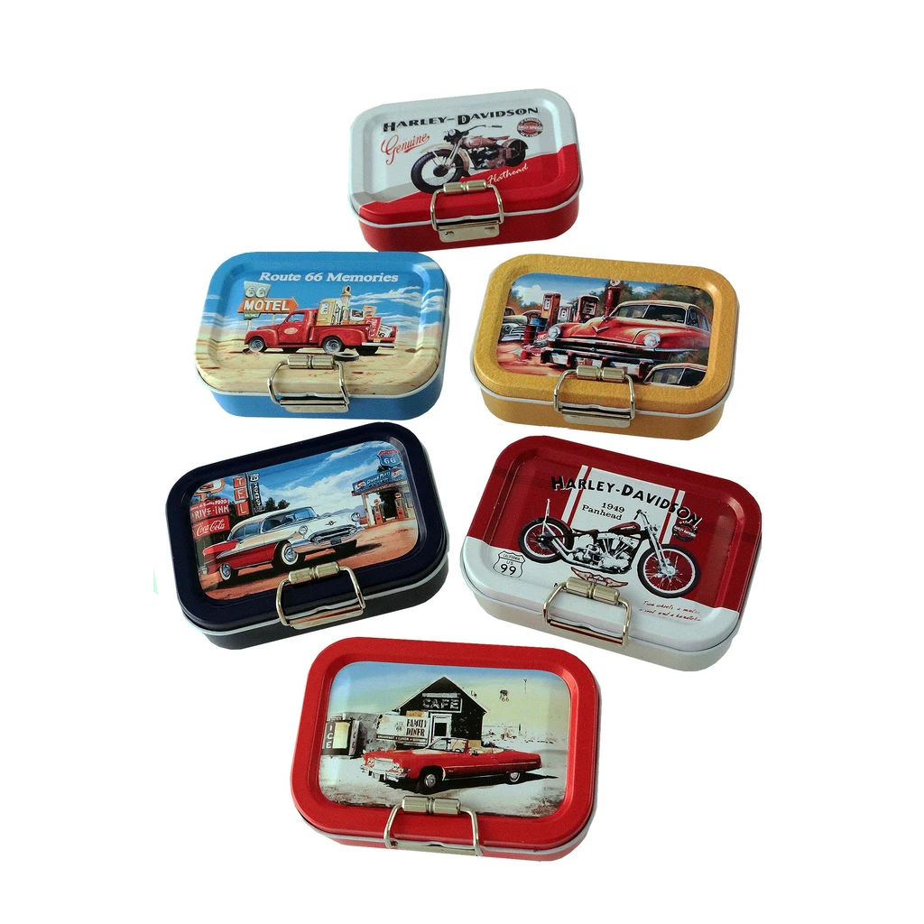 Selección de cajas metálicas con cierre articulado y distintos diseños vintage de coches, motos y estaciones de servicio.